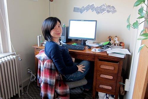 Crone Lab: Woman sitting at desk
