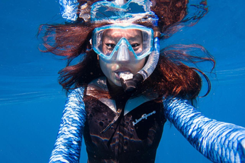 Tufts alumna and underwater photographer Pier Nirandara